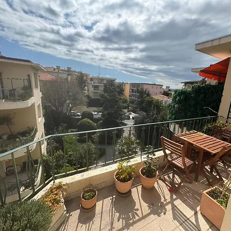 Beautiful T2 With Balcony Near Downtown 아파트